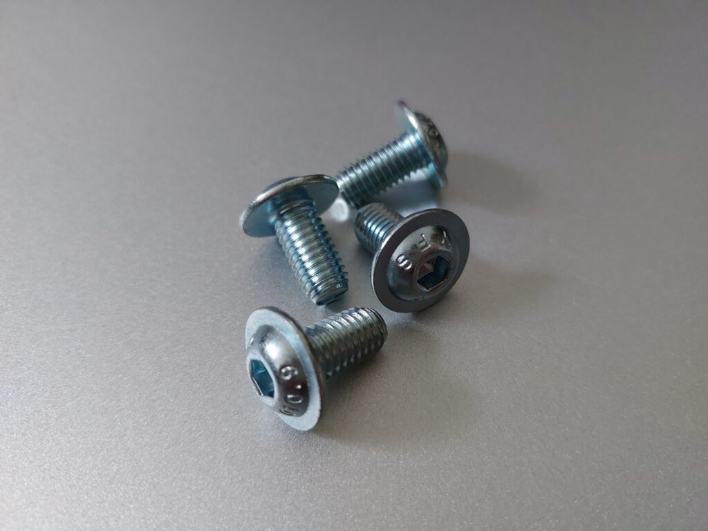 Flanged M8 screws for assembling a simracing rig