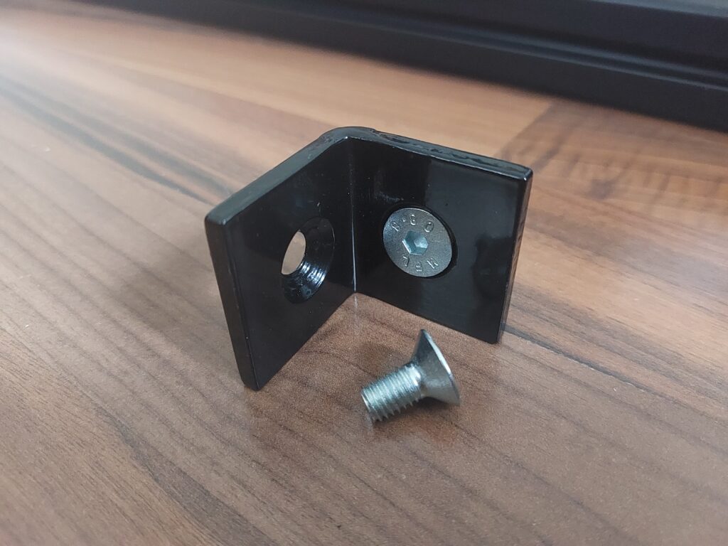 40x40 Angle with screws